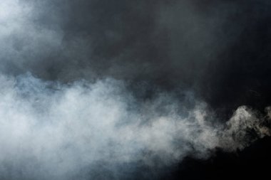 Siyah Arkaplanda Yoğun Tüy Tüten Duman ve Sis, Soyut Duman Bulutları, Odakta Bulanık Hareket. Kuru buz sineğinden duman üfleme ve havada kanat çırpma dokuyu etkiler.