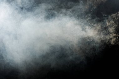 Siyah Arkaplanda Yoğun Tüy Tüten Duman ve Sis, Soyut Duman Bulutları, Odakta Bulanık Hareket. Kuru buz sineğinden duman üfleme ve havada kanat çırpma dokuyu etkiler.