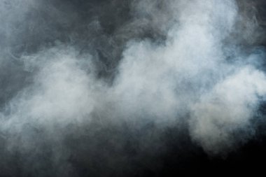 Siyah Arkaplanda Yoğun Tüy Tüten Duman ve Sis, Soyut Duman Bulutları, Odakta Bulanık Hareket. Kuru buz sineğinden duman üfleme ve havada kanat çırpma dokuyu etkiler.