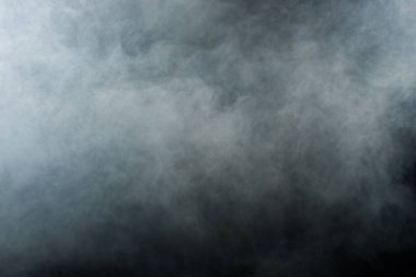 Siyah Arkaplanda Yoğun Tüy Tüten Duman ve Sis, Soyut Duman Bulutları, Odakta Bulanık Hareket. Kuru buz sineğinden duman üfleme ve havada kanat çırpma dokuyu etkiler.