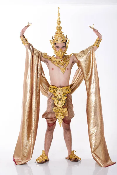 20代のアジア人男性の完全な長さの肖像画は 金の葉の箔とミスター美容コンテストのための民族衣装の黄金のドレスを身に着けています 孤立した白い背景の上にプロファイル撮影 — ストック写真