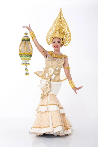 20代のアジアの女性の完全な長さの肖像画は 金の葉の箔とミス美容コンテストのための民族衣装の黄金のドレスを身に着けています 孤立した白い背景の上にプロファイル撮影 — ストック写真