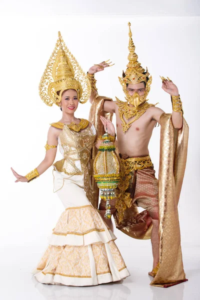 20代のアジアの女性の男性の完全な長さの2つのカップルの肖像画は 金の葉の箔とミスのための民族衣装の黄金のドレスを身に着けています — ストック写真
