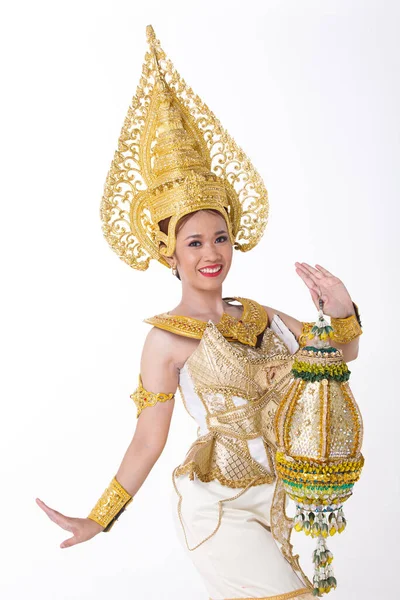 20代のアジアの女性の完全な長さの肖像画は 金の葉の箔とミス美容コンテストのための民族衣装の黄金のドレスを身に着けています 孤立した白い背景の上にプロファイル撮影 — ストック写真