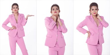 20 'li yaşlardaki Asyalı İş kadınının yarı vücut portresi pembe takım elbise ceket giyiyor. Bronz tenli transseksüel kendine güvenir, mutlu bir gülümseme hisseder beyaz arka planda ofis müşterileriyle buluşur.