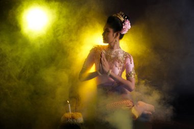 Tayland Geleneksel Kostümü Loykrathong Elbisesi veya Güneydoğu Asya Altın Elbisesi Süslü Asyalı Kadın Elbisesi Loy Krathong Yüzen Festivali 'ne siyah arka planda gülümsediğini ifade ediyor