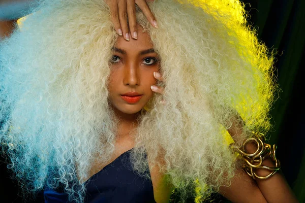 Fashion Beauty Woman Capelli Afro Biondi Guarda Fotocamera Esprime Sensazione — Foto Stock