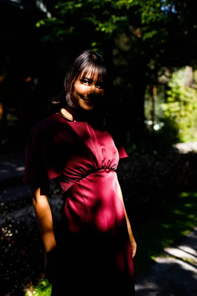 Giardino Della Foresta Nella Donna Indiana Abito Viola Concetto Stile — Foto Stock