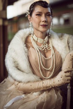 Güzel Gatsby kadınının antika portresi etrafına bir bak, bir sevgili için gelen treni bekle, ifadeyi hisset 20 'li yaşlarda halk tren istasyonunda romantik bir moda tarzıyla yüzleş, Gatsby eski moda konsepti.