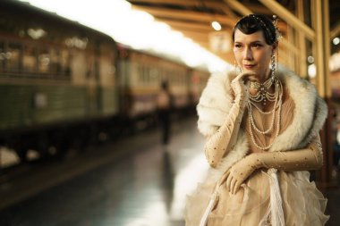 Güzel Gatsby kadınının antika portresi etrafına bir bak, bir sevgili için gelen treni bekle, ifadeyi hisset 20 'li yaşlarda halk tren istasyonunda romantik bir moda tarzıyla yüzleş, Gatsby eski moda konsepti.