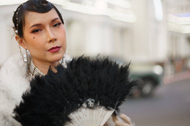 Güzel Gatsby kadınının antika portresi etrafına bir bak, bir sevgili için gelen treni bekle, ifadeyi hisset 20 'li yaşlarda halk tren istasyonunda romantik bir moda tarzıyla yüzleş, Gatsby eski moda konsepti.