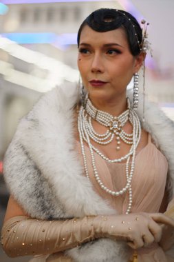 Güzel Gatsby kadınının antika portresi etrafına bir bak, bir sevgili için gelen treni bekle, ifadeyi hisset 20 'li yaşlarda halk tren istasyonunda romantik bir moda tarzıyla yüzleş, Gatsby eski moda konsepti.