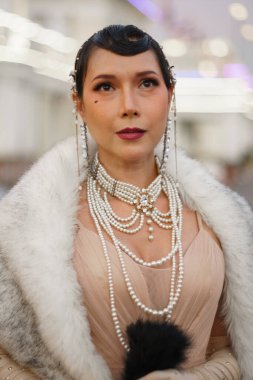 Güzel Gatsby kadınının antika portresi etrafına bir bak, bir sevgili için gelen treni bekle, ifadeyi hisset 20 'li yaşlarda halk tren istasyonunda romantik bir moda tarzıyla yüzleş, Gatsby eski moda konsepti.