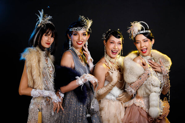 Ретро винтажный портрет красивой женщины Гэтсби стоять оглядеться, ждать поезд для любовника, чувство выражения лица романтический стиль моды на черном фоне студии, четыре группы женщин весело