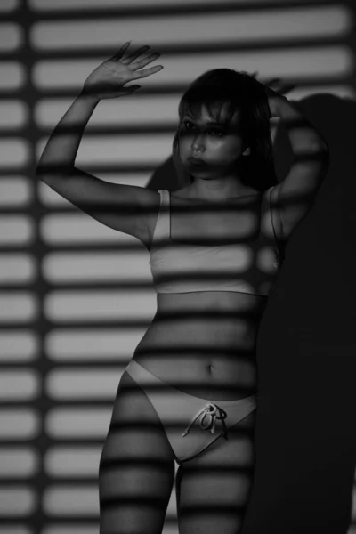 Medio Cuerpo Mujer Asiática Años Usan Bikini Permanecer Sombra Cortina — Foto de Stock