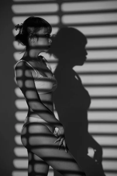 Metade Corpo Mulher Asiática 20S Usar Bikini Ficar Sombra Sombra — Fotografia de Stock