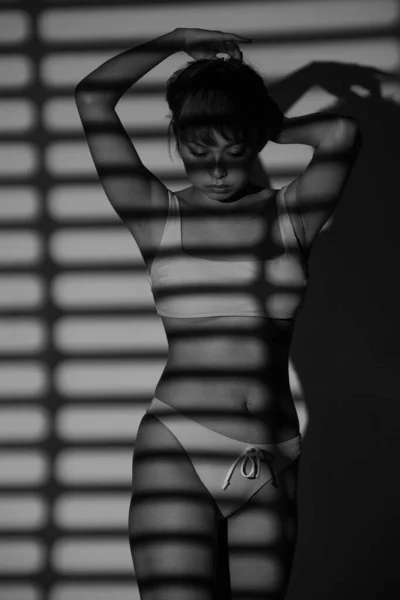 Medio Cuerpo Mujer Asiática Años Usan Bikini Permanecer Sombra Cortina —  Fotos de Stock