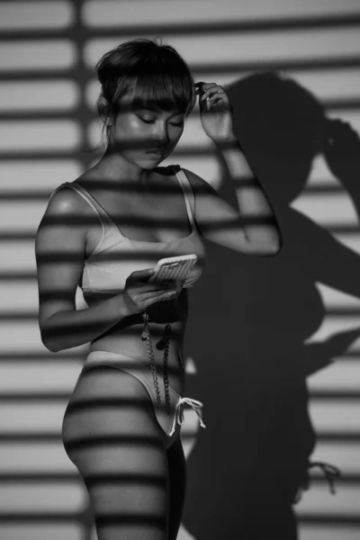 Die Hälfte Der Asiatischen 20Er Jahre Tragen Bikini Bleiben Schatten — Stockfoto