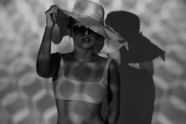 Mujer Asiática Medio Cuerpo Años Usa Gafas Sol Bikini Sombrero — Foto de Stock