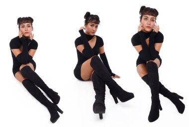 20 'li yaşlardaki Asyalı Arap kadının tüm vücudu siyah örülmüş saçlar ve beyaz arka planda uzun botlar giyer. Kadın uzun bacakları sunar, yere oturur ve ayaklarını öne koyar.