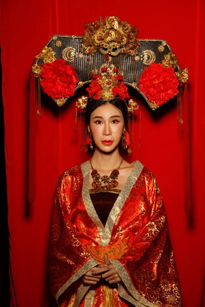 Азійська Жінка Носить Традиційний Костюм Китайської Королівської Імператриці Золотим Лінійним — стокове фото