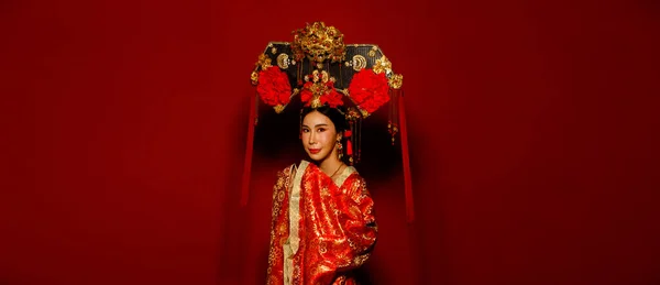 Азиатка Носит Традиционный Костюм Императрицы Китая Золотой Линии Дизайн Платья — стоковое фото