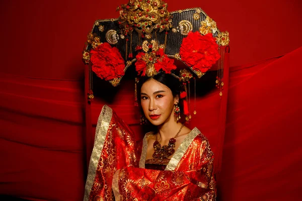여자들은 공중에서 천으로 감정을 기사보기 아시아 의상을 황금색 드레스와 머리쓰개 — 스톡 사진