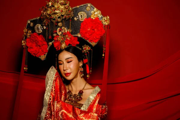 Seria Dramatyczna Kobieta Wyraża Uczucie Emocji Tkaniny Trzepotanie Powietrzu Asian — Zdjęcie stockowe