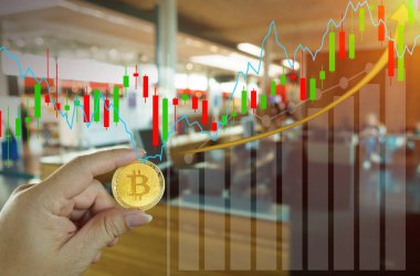 Gezici şifreleme cüzdanı uygulamasındaki Bitcoins Yeni Sanal Para Konsepti seyahat tatili sırasında seyahat parası satın alabiliyor. Altın Bitcoin havaalanı bilet ödeme kasiyerinde turistin elinde, kopyalama alanı