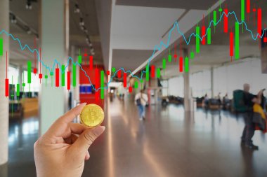 Gezici şifreleme cüzdanı uygulamasındaki Bitcoins Yeni Sanal Para Konsepti seyahat tatili sırasında seyahat parası satın alabiliyor. Altın Bitcoin, bilet gişesinde turistin elinde. Kopya alanı.