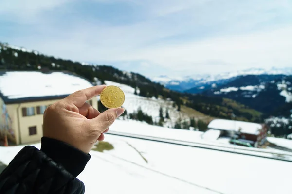 Golden Bitcoin Ruce Turisty Hotelu Snowmountain Resort Kopírovací Prostor Bitcoins — Stock fotografie