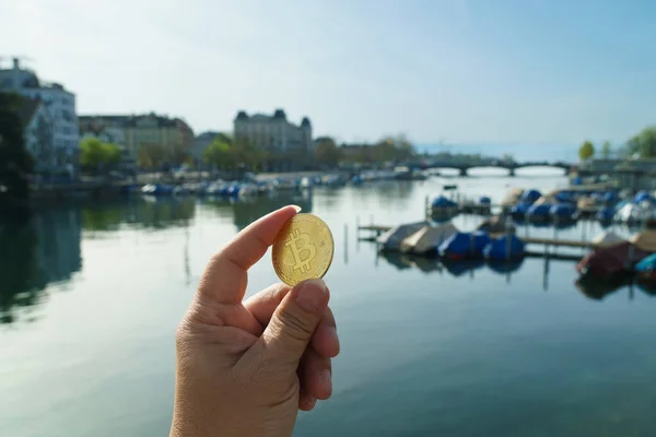 Golden Bitcoin Ruce Turisty Luxusní Laguně Kopírovací Prostor Bitcoins New — Stock fotografie