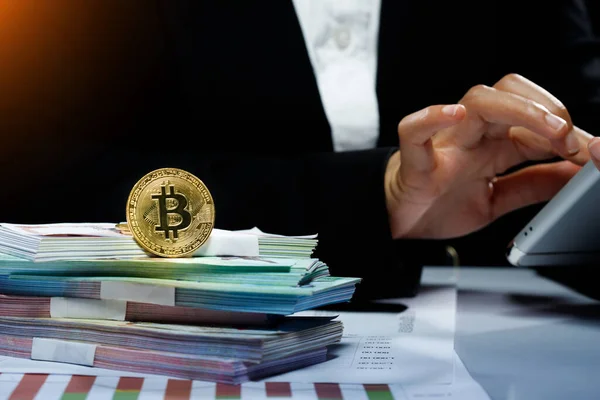 Biznes Kobieta Trzymać Bitcoin Kryptowaluta Rzeczywista Moneta Ręku Przedstawienia Zdecentralizowanych — Zdjęcie stockowe