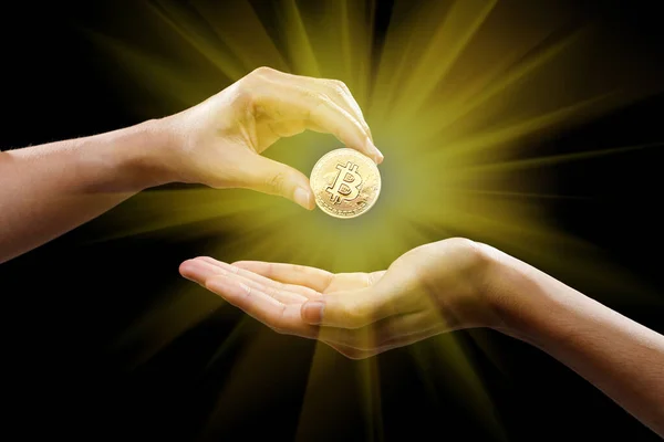 Πλούσιοι Άνθρωποι Δίνουν Μερίδιο Bitcoin Btc Crypto Νόμισμα Φτωχούς Τύπους — Φωτογραφία Αρχείου