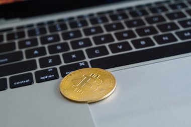 Bitcoin btc kripto para birimi bilgisayar klavyesinde merkezi olmayan finans ödemesi olarak kullanılıyor. Yeni nesil ağ kanıtlarına göre dijital kripto para birimi kavramı