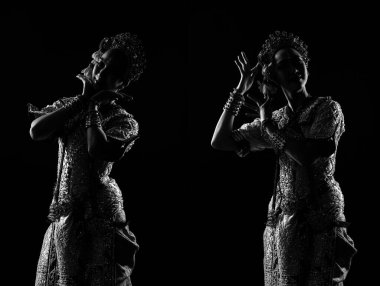 Asyalı Kadın 'ın yarısı Tayland Geleneksel Kostüm Dansçısı kıyafetinin gölgesini giyiyor. Khon Dansı Tayland Kraliyet Tiyatrosu, Stüdyo ışıkları siyah arkaplan üzerine