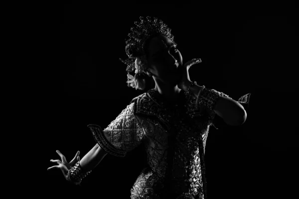 アジアの女性の半身はタイの伝統衣装ダンサーのドレスシルエット影を身に着けている Khon Dance Act Play Royal Thailand Studio Lighting Black — ストック写真