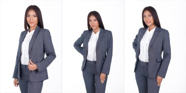 20 'li yaşlardaki Asyalı iş kadınının yarı vücut portresi. Siyah kısa saçlı, beyaz gömlekli, gri pantolonlu. Beyaz arkaplan üzerinde akıllı bir gülümseme hisseden kadın ekspres izole