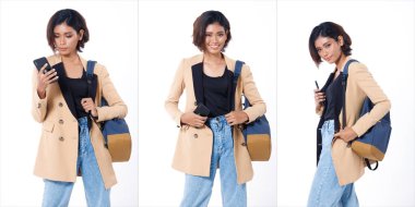 Kıvırcık saçlı, cep telefonu, sırt çantası, blazzer ve kot pantolonu olan Asyalı 20 'li yaşlarda çalışan bir kadının vücudunun yarısını kolaçan et. Kadın standı işi internet iletişimi beyaz arkaplan üzerinde izole