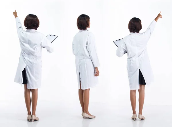 Mladá Asijská Doktorka Dvacítce Nosí Stetoskop Uniformu Ukazující Prstem Vzduchu — Stock fotografie