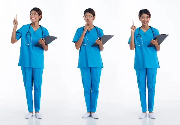 Mladá Asijská Ošetřovatelka Dvacítce Nosí Stetoskop Modrou Uniformu Ukazující Rukou — Stock fotografie