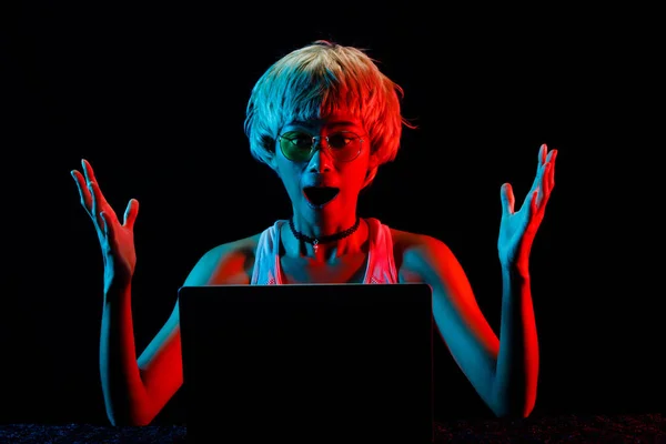 Blonde Hair Woman Handel Aandelen Cryptogeld Laptop Voor Winst Het — Stockfoto