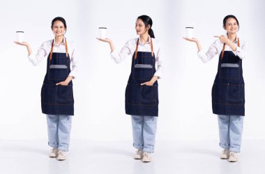 20 'li yaşlarda, genç, Mix Race Barista restoranındaki kadın, sürpriz tabeladaki el, önlüklü kahve fincanı. Ofis kadını beyaz arka planda mutlu bir gülümseme hisseder.