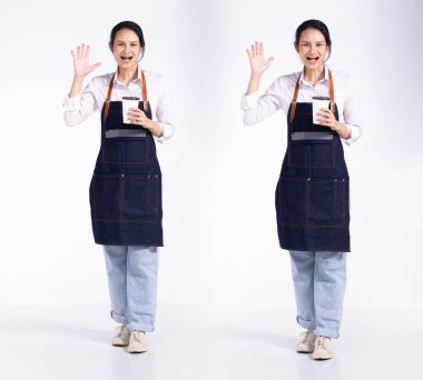 20 'li yaşlarda, genç, Mix Race Barista restoranındaki kadın, sürpriz tabeladaki el, önlüklü kahve fincanı. Ofis kadını beyaz arka planda mutlu bir gülümseme hisseder.