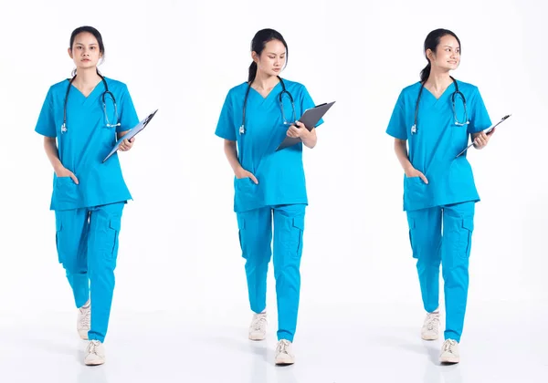 全长20多岁 年轻的混合型医院护士 女护士 前移左移右步 身穿听诊器蓝色制服 女医生对白种人的孤独寂寞感到高兴 — 图库照片