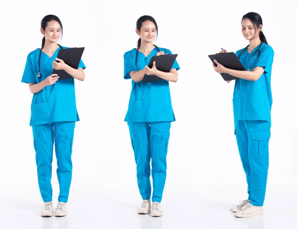 Двадцатилетняя Медсестра Госпиталя Mix Race Женщина Усердно Работающая Над Картой — стоковое фото