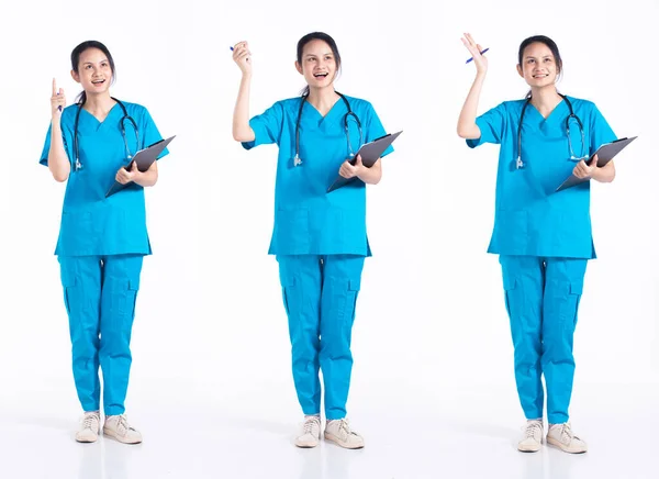 全长20多岁的年轻混合赛医院护士妇女 指尖指尖哇主意 穿听诊器蓝色制服 女医生对白种人的孤独寂寞感到高兴 — 图库照片