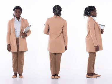 Tam boy 20 'li yaşlarda Afro-Amerikan öğretmen avukat, 360 dönük arka dikiz aynası, resmi spor pantolonlar ve ayakkabılar. Ofis kadını beyaz arkaplanda kitap klasörleri taşıyor.