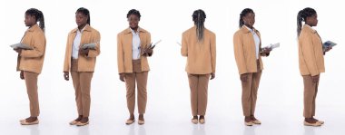 20 'li yaşlarda, Afro-Amerikan kadın muhasebeci, 360' lı yaşlarda, ön tarafı arkaya dönük, resmi spor pantolon ve ayakkabı giyiyor. Ofisteki kadın hesap makinesini beyaz arka planda tek başına taşıyor.