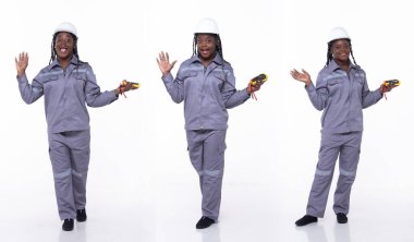 20 'li yaşlarda, Afro-Amerikan Endüstriyel Elektrikçi, vay canına, çok sevindim, resmi spor pantolon ve ayakkabı giyiyorum. Mühendis kadın, beyaz arkaplanda internet tableti taşıyor.